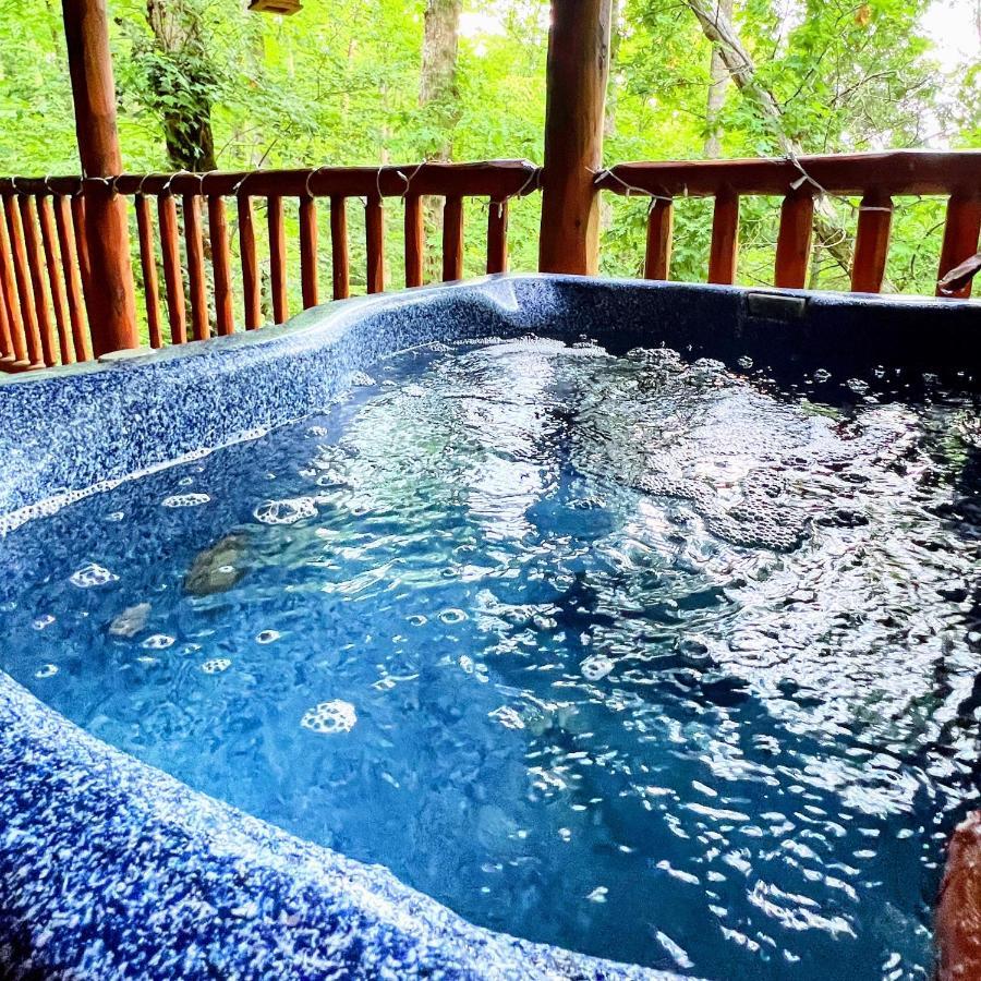 Mountain Joy -Private Treehouse Style Cabin That Sleeps 4-Free Tickets Gatlinburg Esterno foto